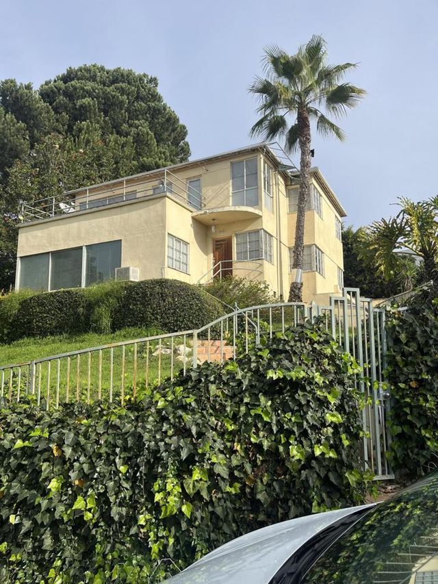 3863 Franklin Avenue, Los Angeles