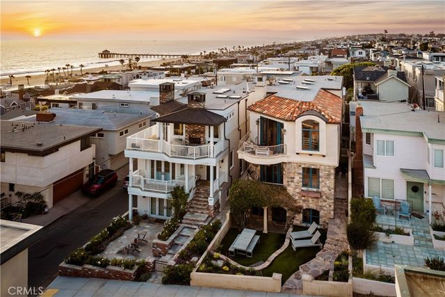 221 3rd, Manhattan Beach.