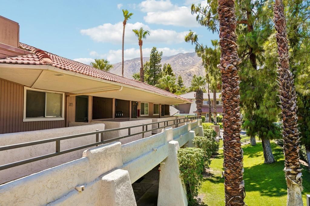 550 N Villa Court # 205, Palm Springs