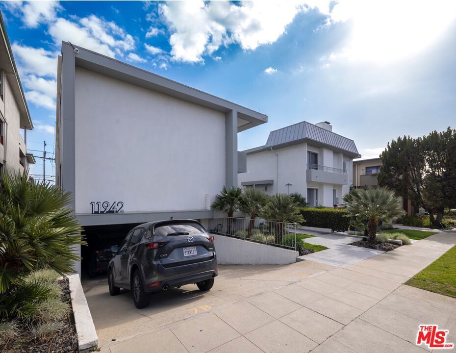 Photo of Listing #24469327