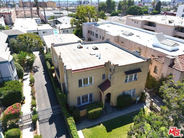 5418 Franklin Avenue, Los Angeles