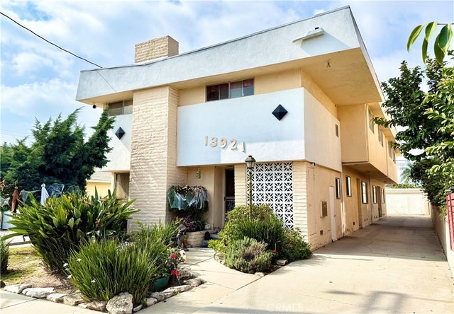 13921 Hawthorne Way, Hawthorne.