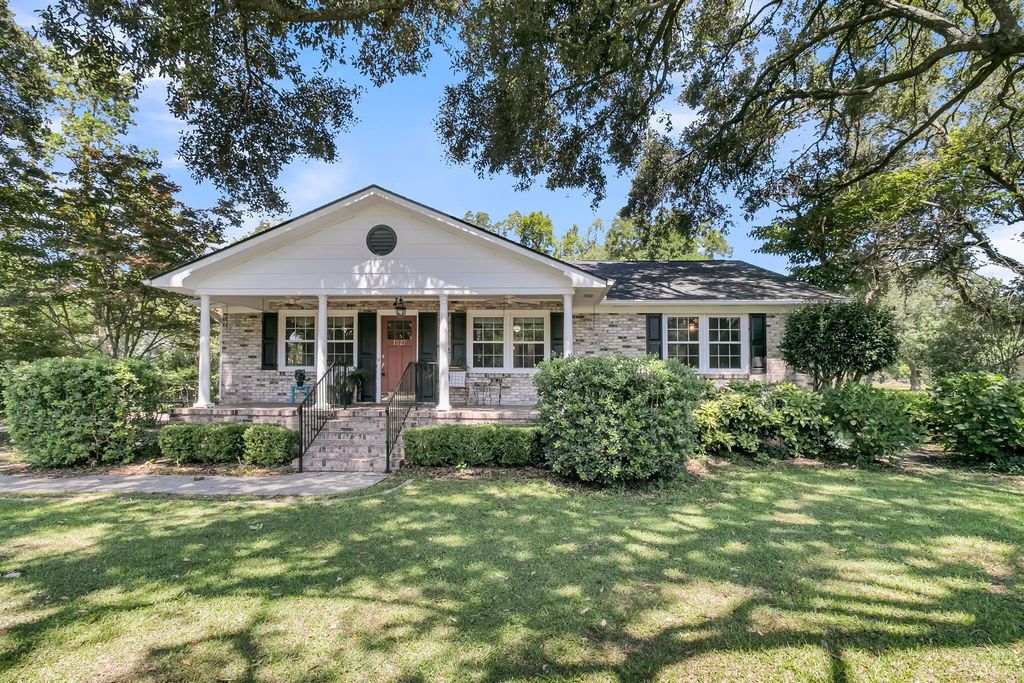 1527 Pinopolis Road, Moncks Corner