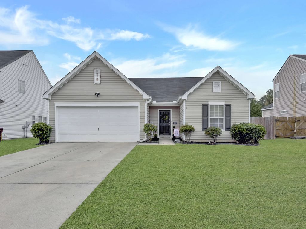 226 Silk Oak Drive, Moncks Corner