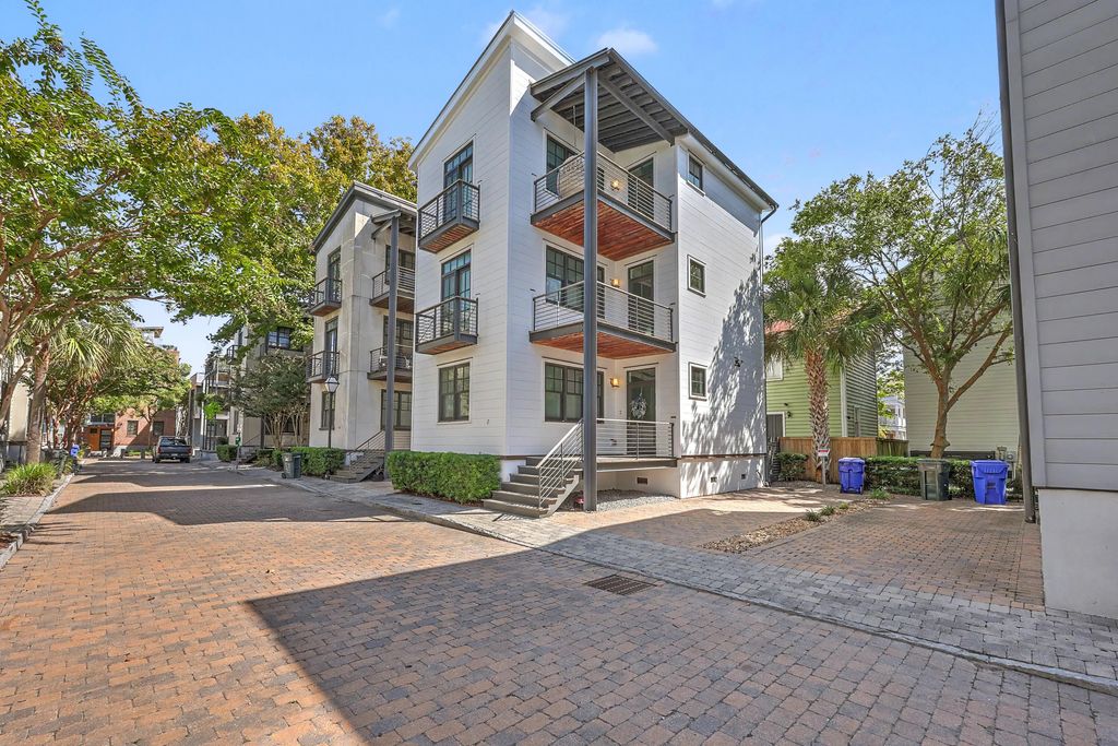 7 Brewster Court, Charleston