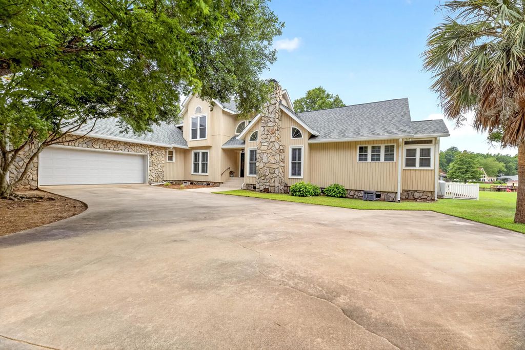 1120 Waters Edge Drive, Summerton