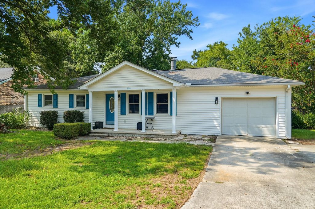 220 Crestwood Drive, Summerville