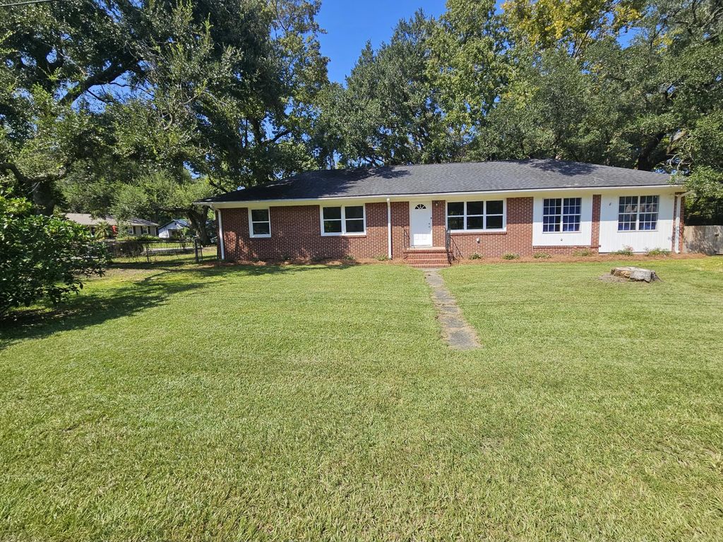 2446 Cherokee Hall Lane, Charleston