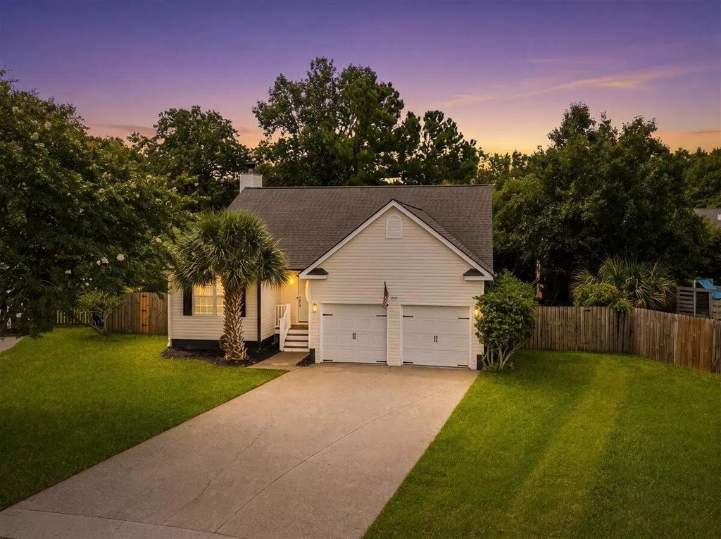 2001 Wadsbury Lane, Charleston