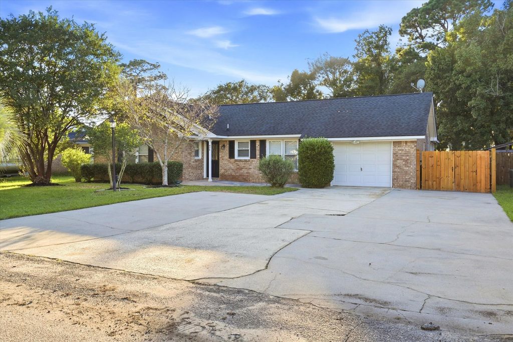 406 Longleaf Road, Summerville
