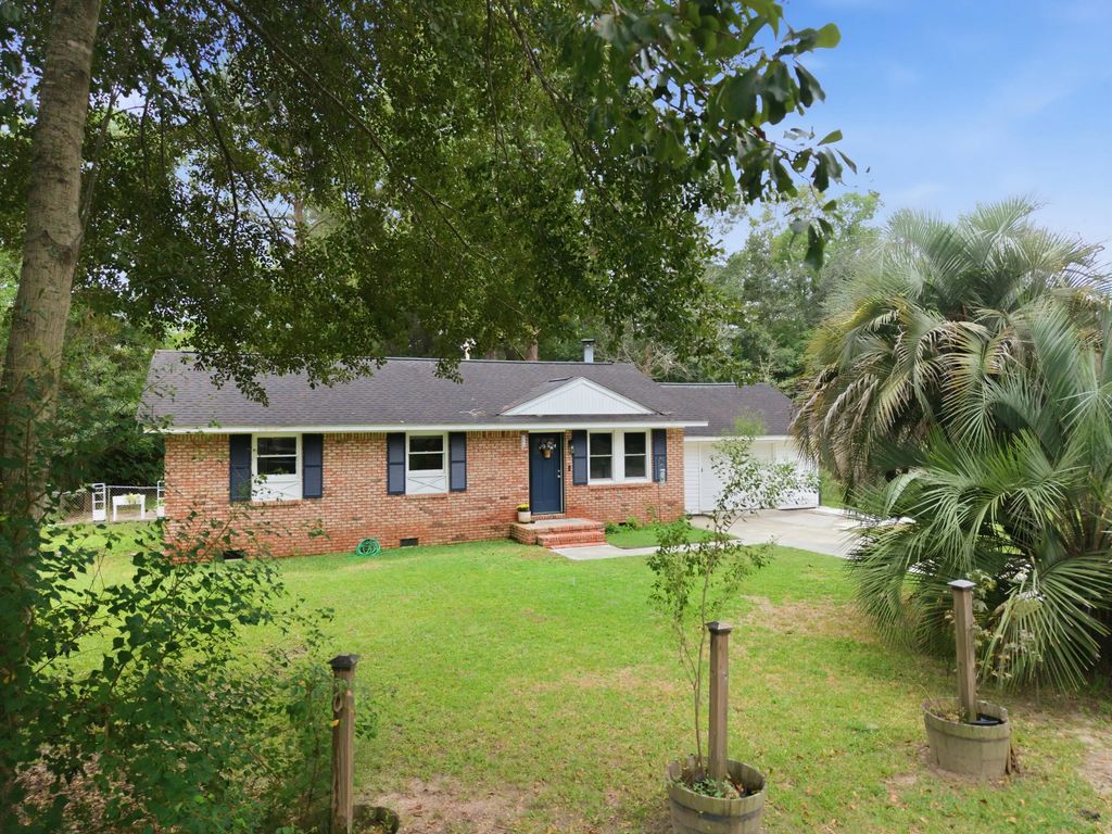 109 E Walnut Circle, Summerville