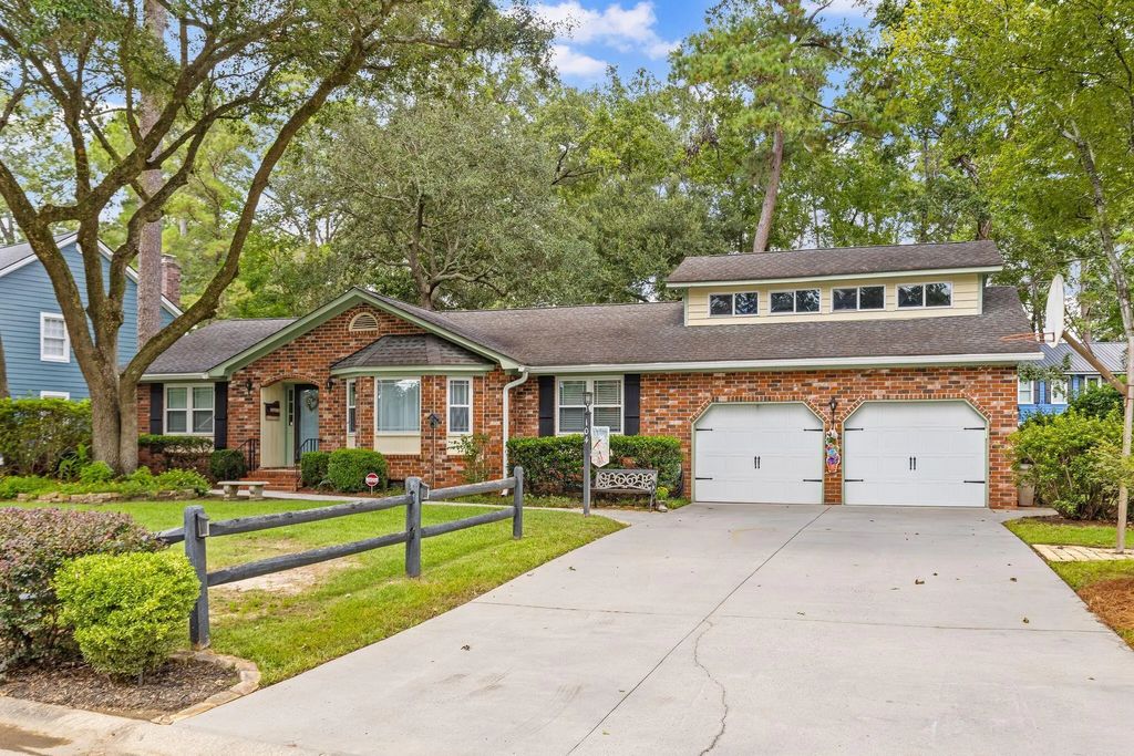 104 Sweetbriar Road, Summerville