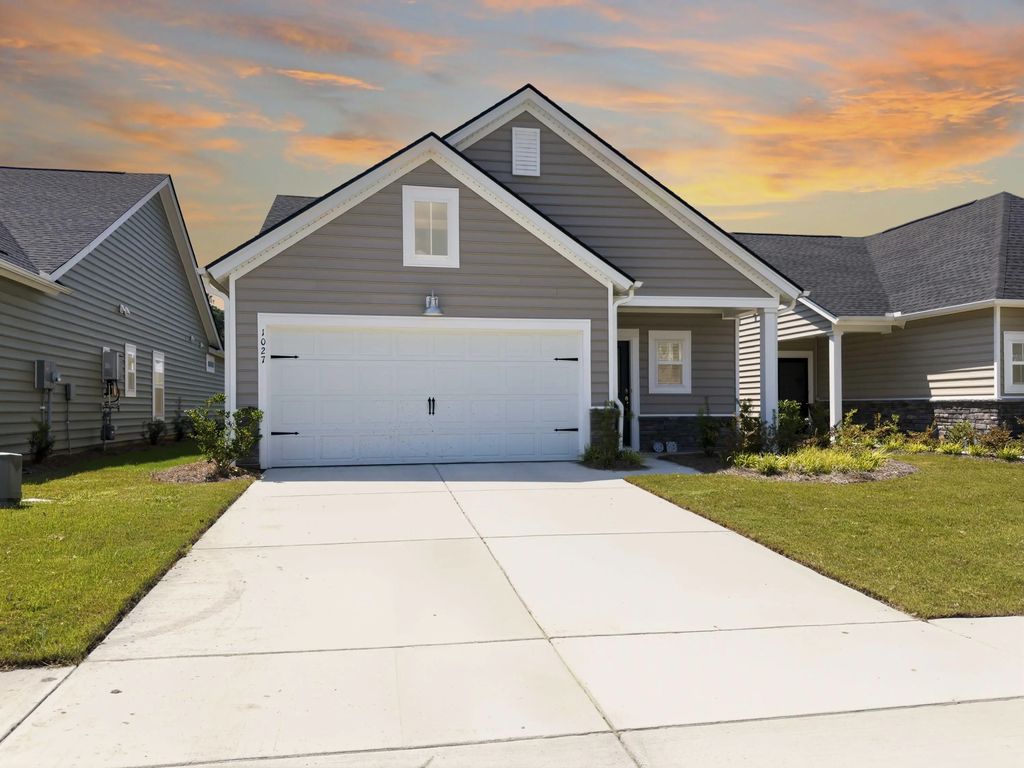 1027 Sagegrass Street, Summerville