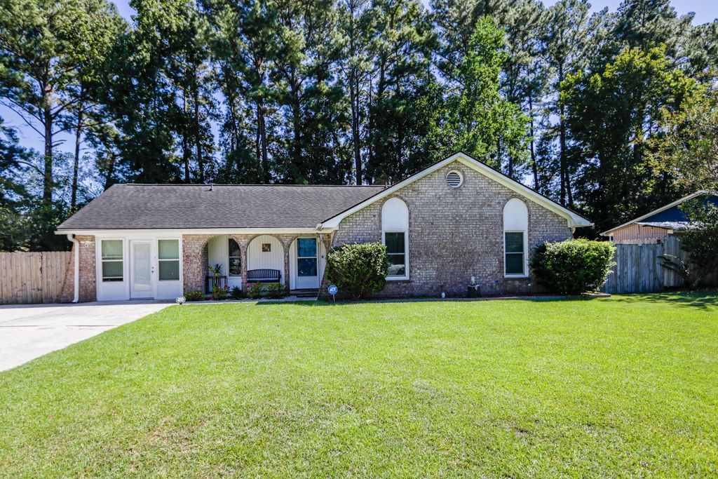 304 Vixen Boulevard, Goose Creek