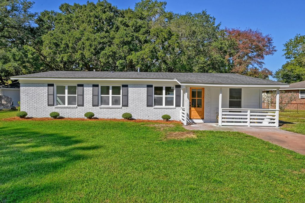 1472 Village Road, Charleston