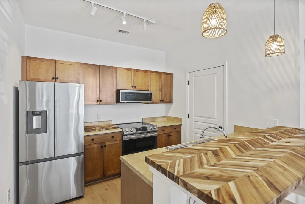 200 Bucksley Lane 105, Daniel Island