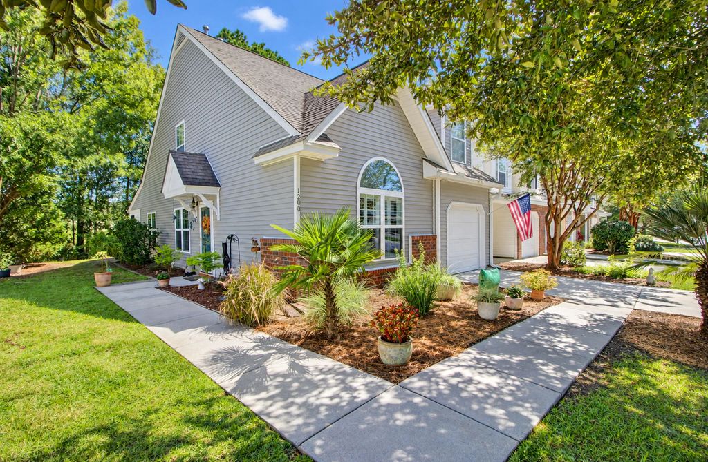 1200 Yellow Hawthorn Circle, Summerville
