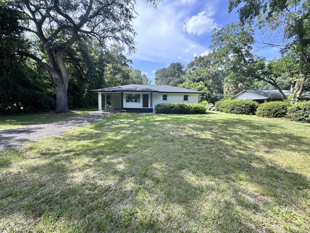 618 Boone Hill Road, Summerville