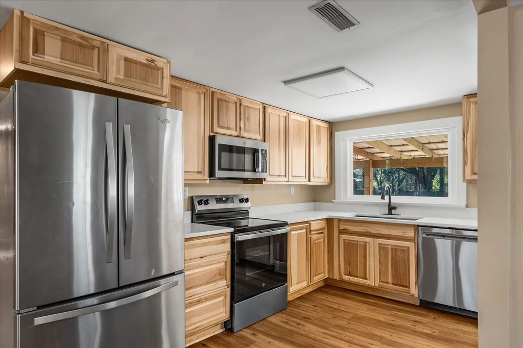 7967 Highway 162, Hollywood