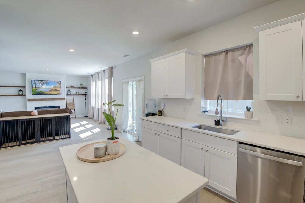 221 Tuscan Sun Street, Summerville