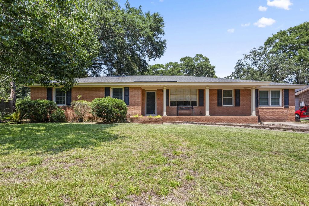1352 Honeysuckle Lane, Charleston