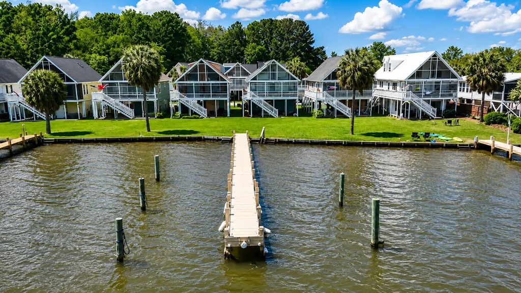 1049 Island Court, Summerton