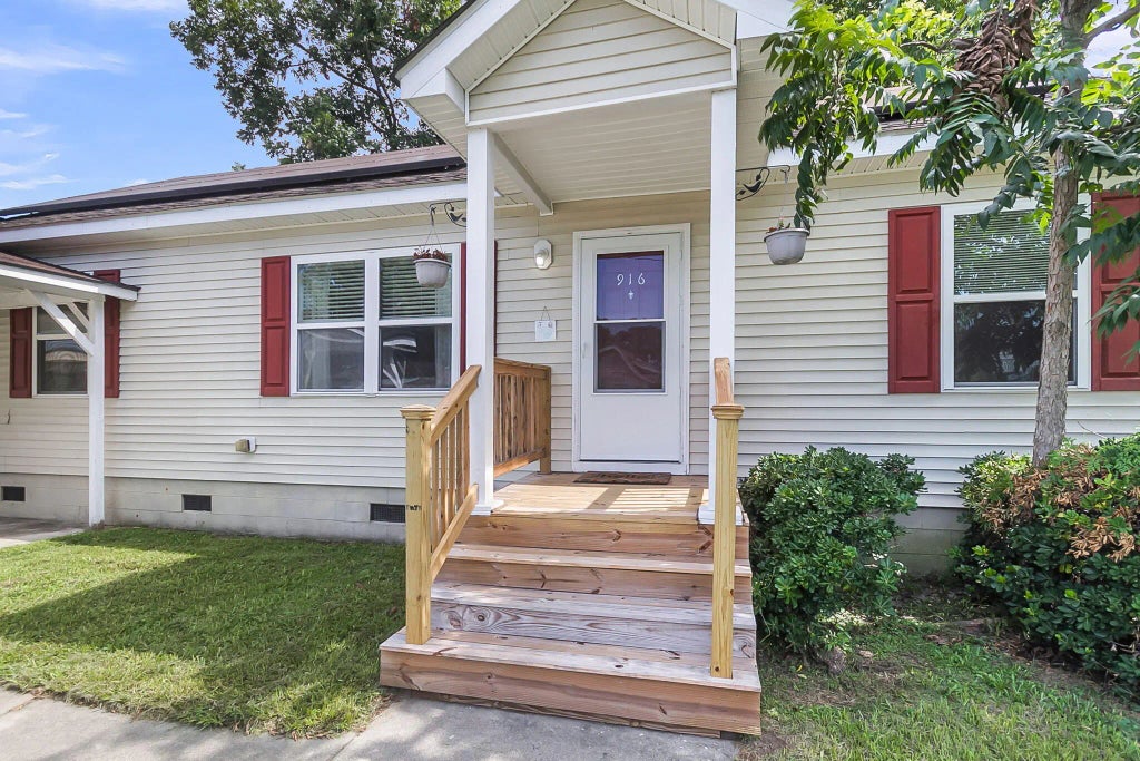 916 Hillsboro Drive, Charleston
