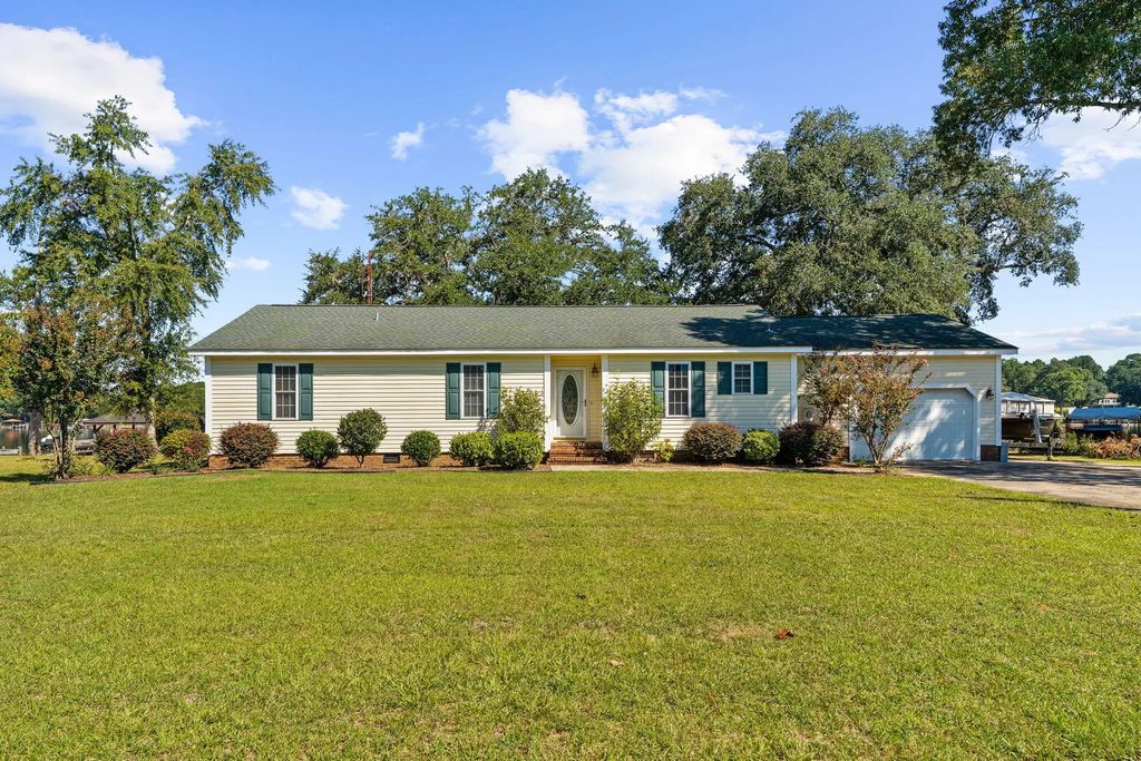 1599 Waters Edge Drive, Summerton