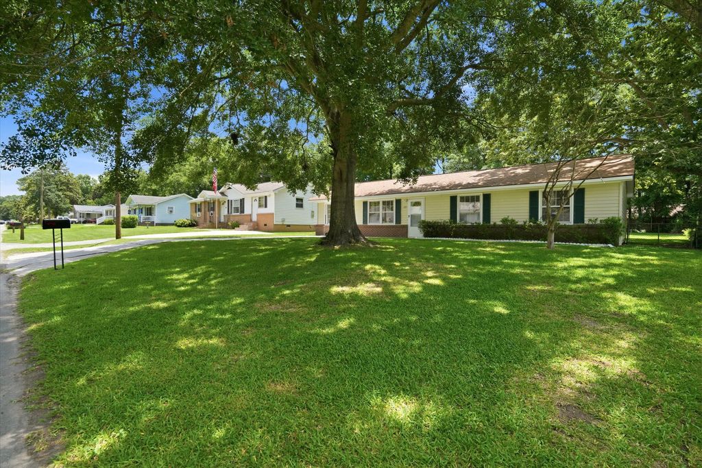 227 Farm Road, Goose Creek