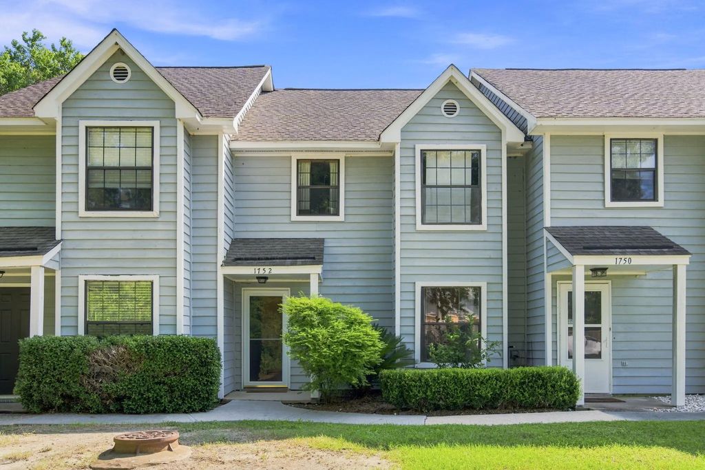 1752 Deer Path Drive, Mount Pleasant