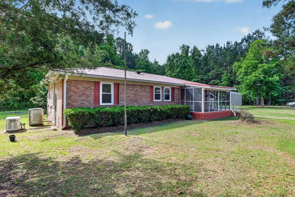 1105 County Line Road, Cross