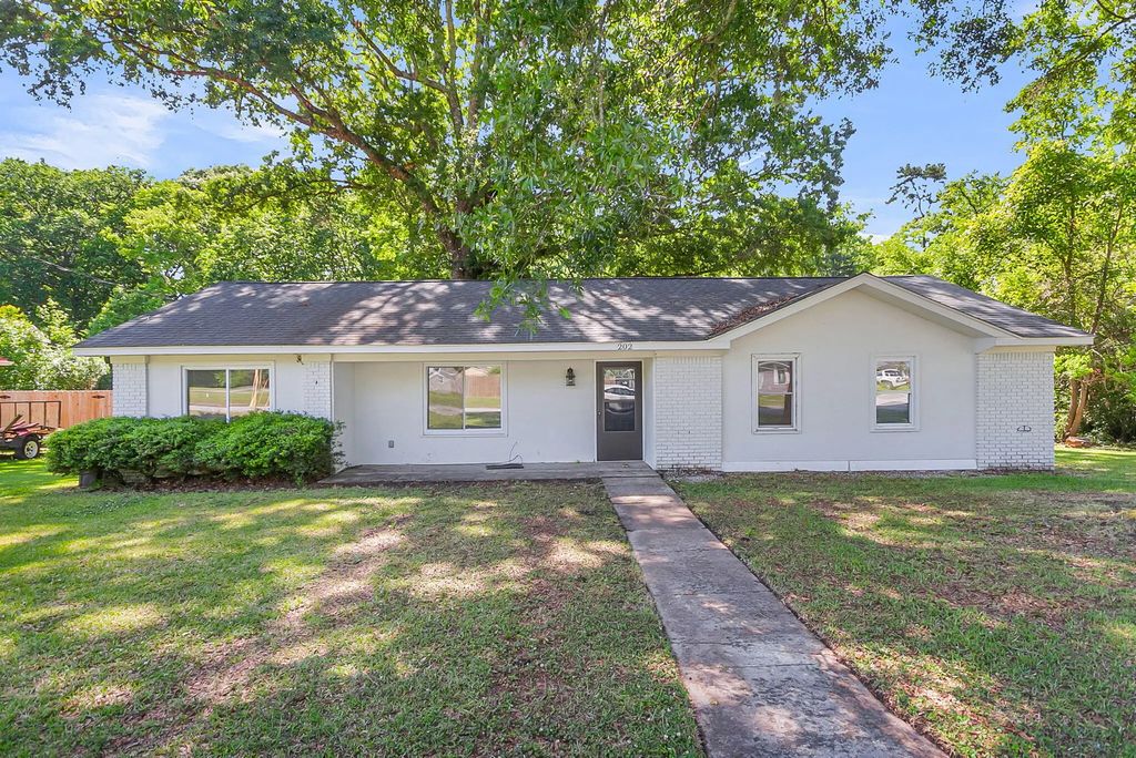 202 Sprucewood Drive, Summerville