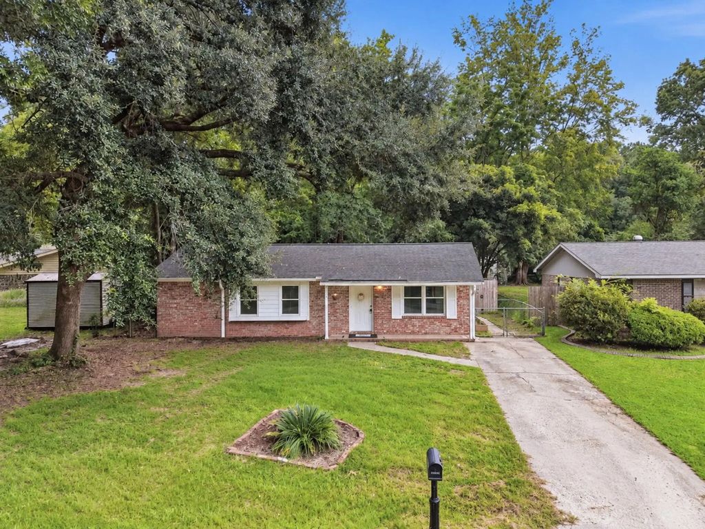221 Barshay Drive, Summerville