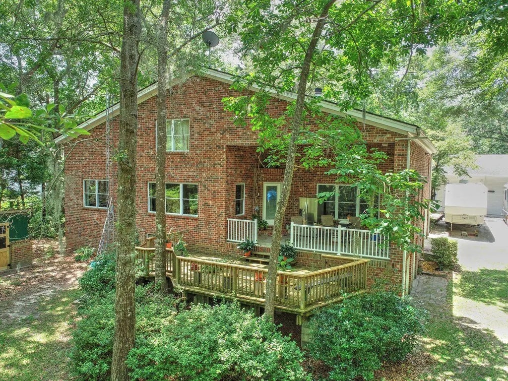 184 Burbank Drive, Cross