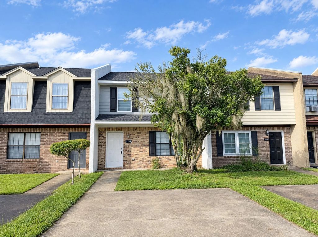 5769 Dewsbury Lane, North Charleston
