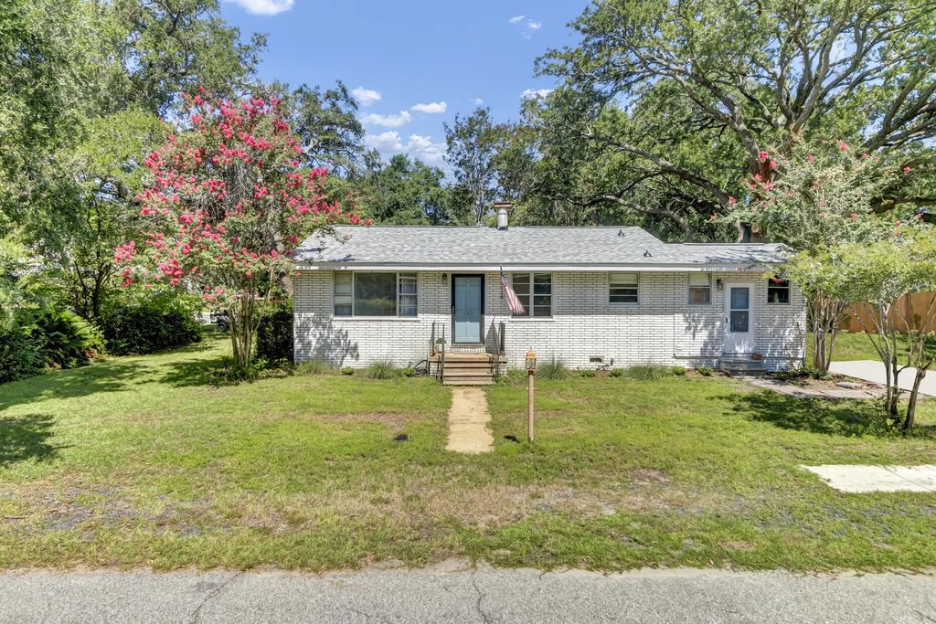 822 Rogers Lane, Mount Pleasant