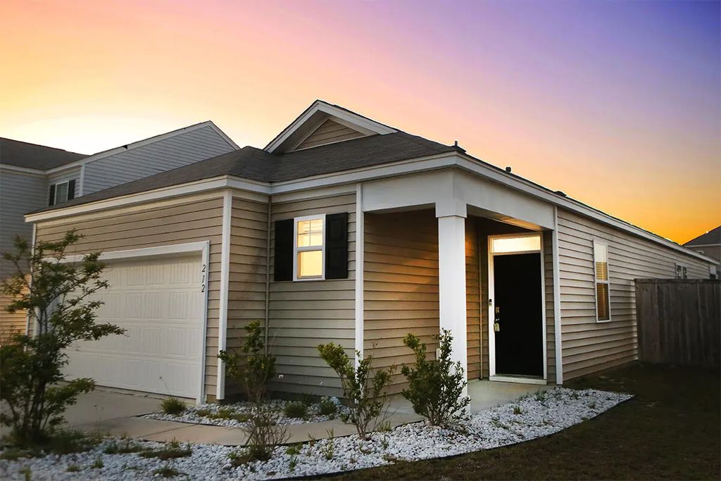 212 N Light Way, Summerville