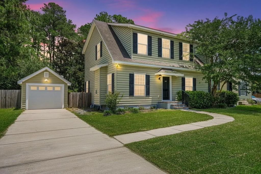102 Dream Street, Summerville