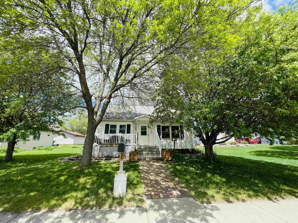 609 W Miner Avenue, Ladysmith