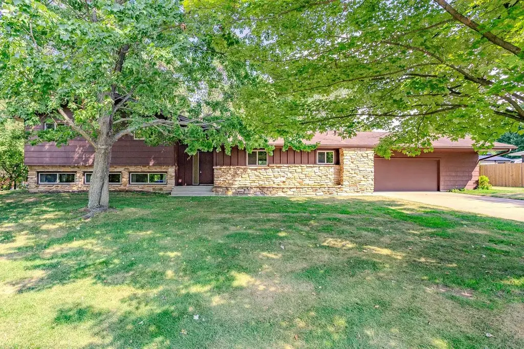 703 Urban Street, Rothschild