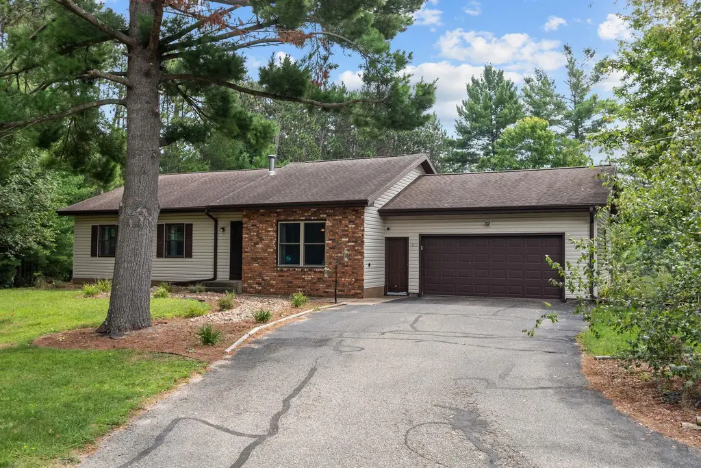 1811 Whispering Pine Drive, Plover