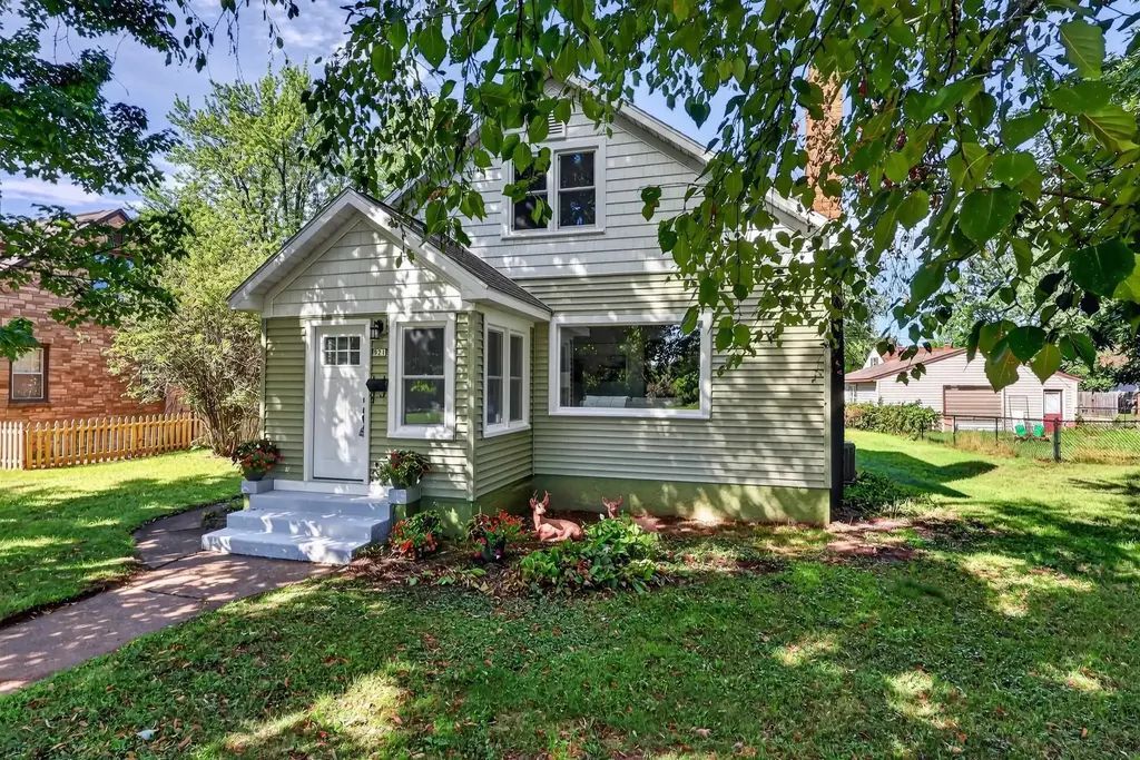 921 Wisconsin River Drive, Port Edwards