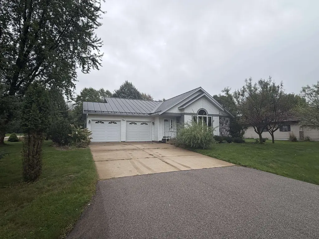 201 S Larch Avenue, Marshfield