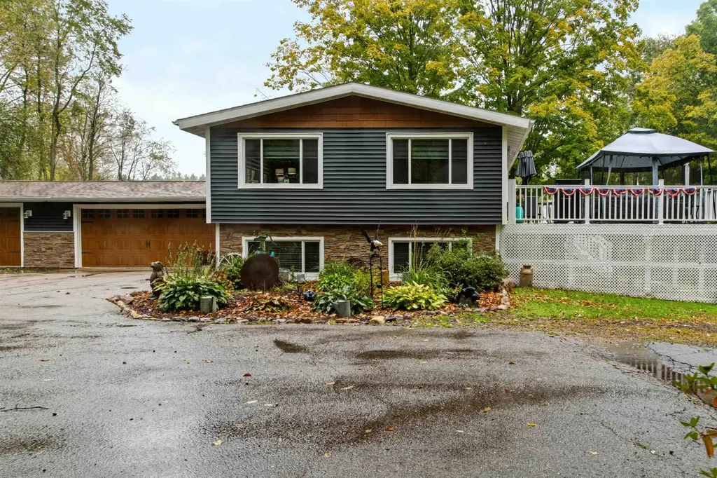 N7826 4th Street, Eland