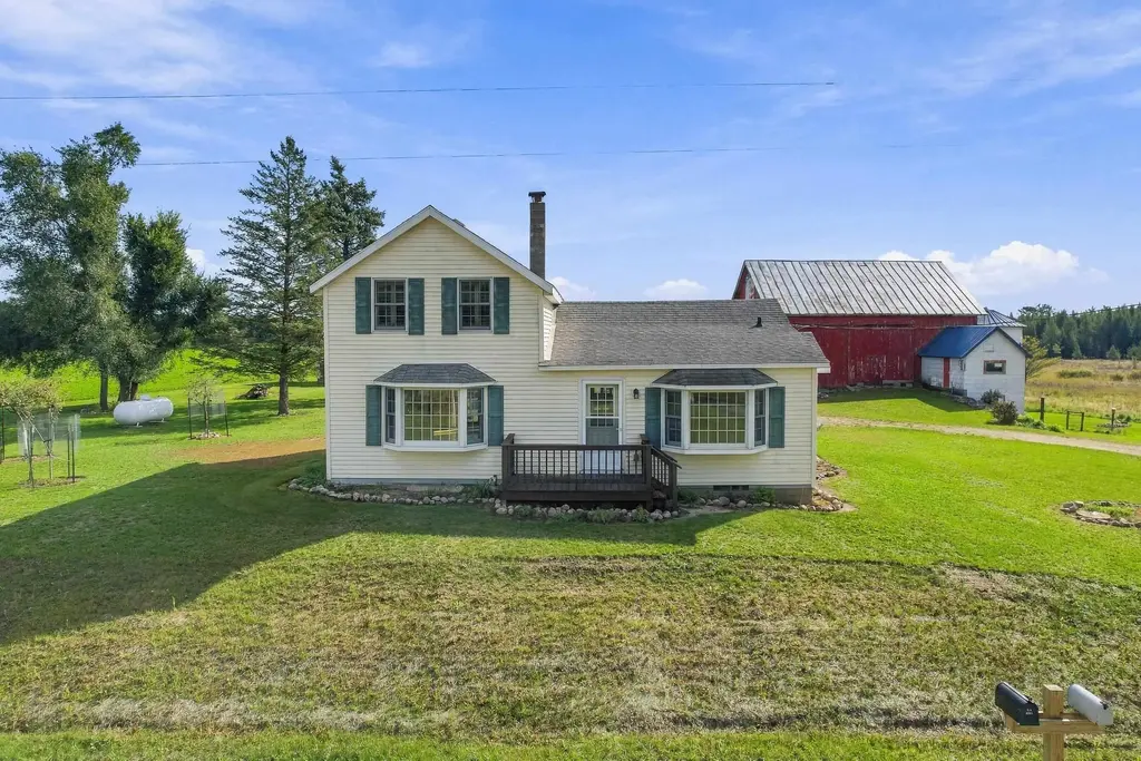 N8218 County Road J, Iola