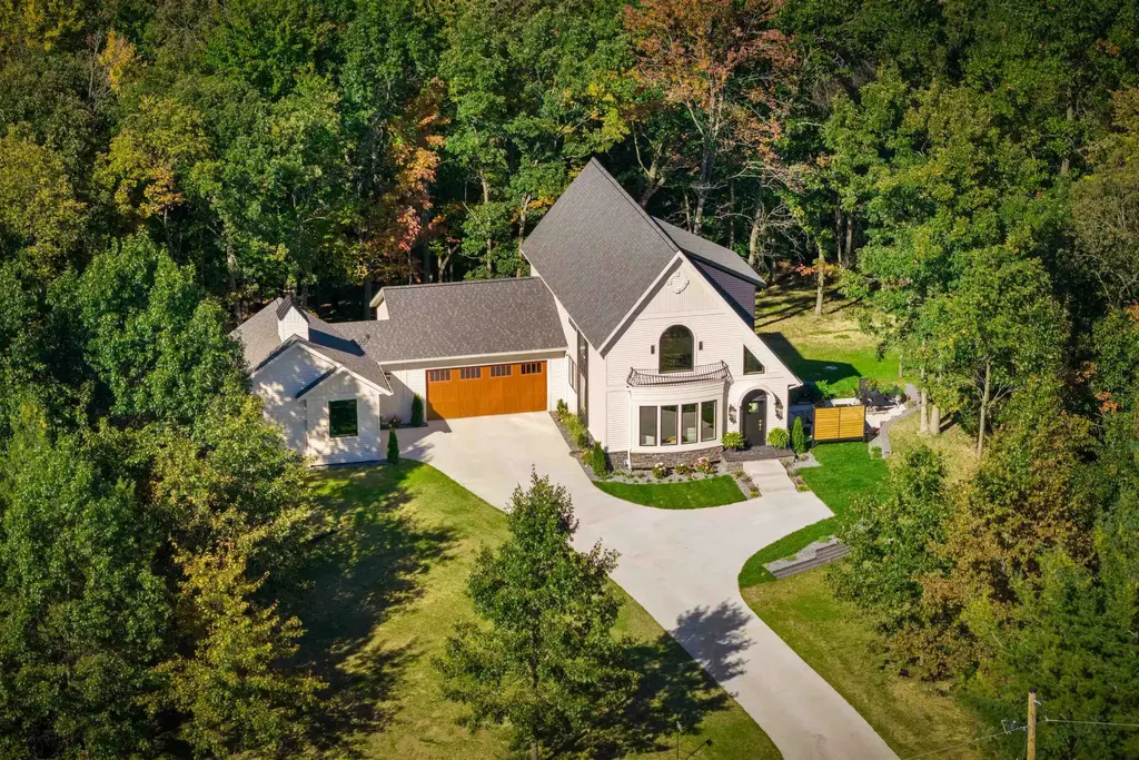 10218 Yellow Brick Road, Amherst