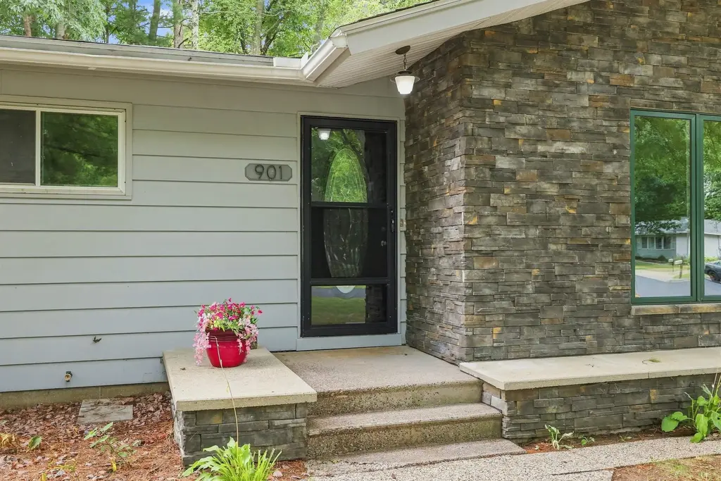 901 Harlyn Avenue, Rothschild