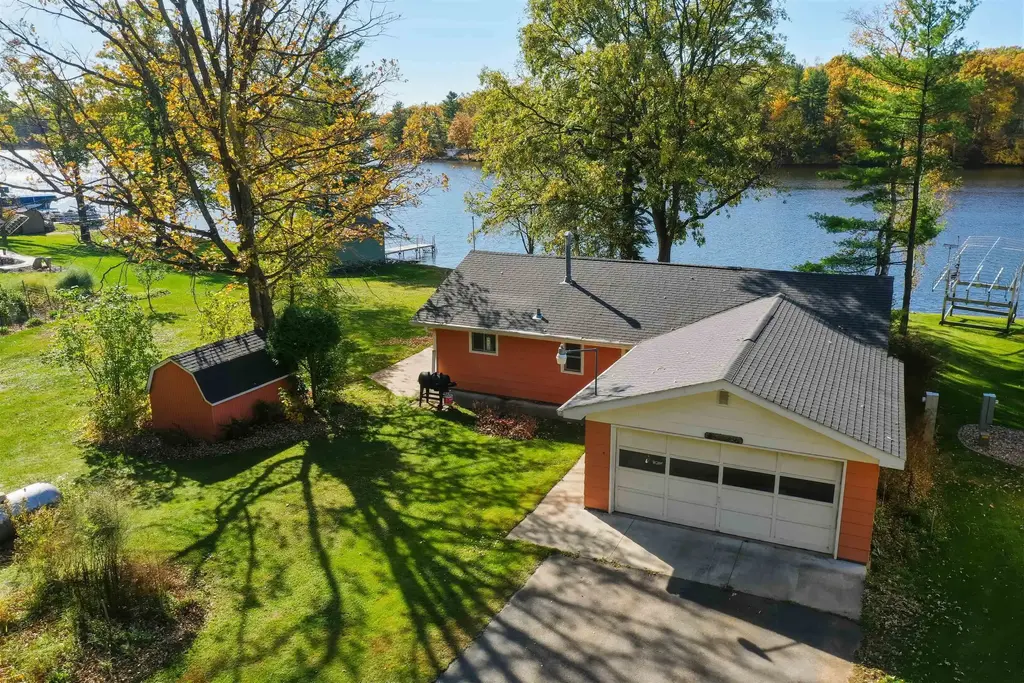 W9253 Silver Spring Road, Holcombe