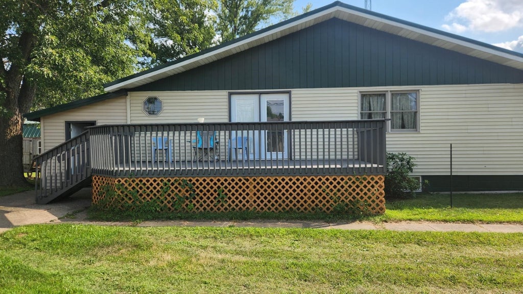 108 S Oak Street, Adams