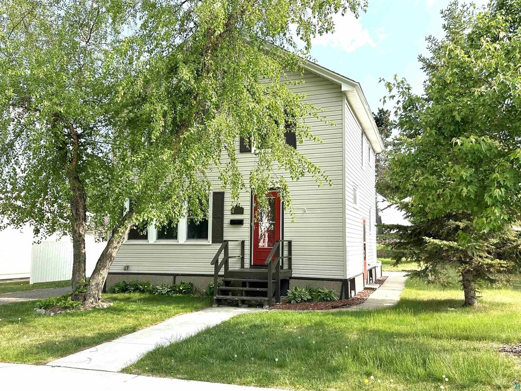 638 E James St, Ely
